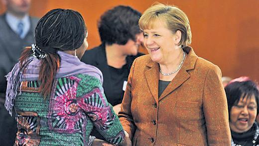 Willkommen beim Integrationsgipfel: Angela Merkel begrüßt Virginia Wangare Greiner vom Maisha-Verein, der Selbsthilfegruppe Afrikanischer Frauen.