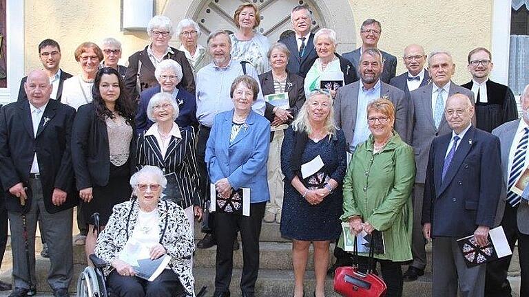 Ehemalige Konfirmanden feierten Wiedersehen       -  (rtr)   In einem Gottesdienst gedachten 27 ehemalige Konfirmanden ihrer ersten Teilnahme am Abendmahl vor 25, 50, 55, 60, 65, 70, 75 und sogar 80 Jahren. Pfarrer Andreas Grell aus St. Johannis betonte: &bdquo;Alle sind Kinder ihrer Zeit, vom Krieg bis zu den 68ern und der Generation Smartphon.&ldquo; Ein gemeinsames Mittagessen mit vielen Gesprächen und Erinnerungen schloss sich dem Gottesdienst an, so die Mitteilung der evangelischen Gemeinde Kreuzkirche Schweinfurt-Oberndorf.