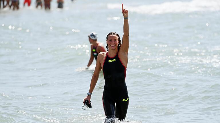 Strahlend steigt sie aus dem Wasser: Die Würzburger Schwimmerin Leonie Beck ist am Sonntag Europameisterin über die olympische Distanz von zehn Kilometern geworden.