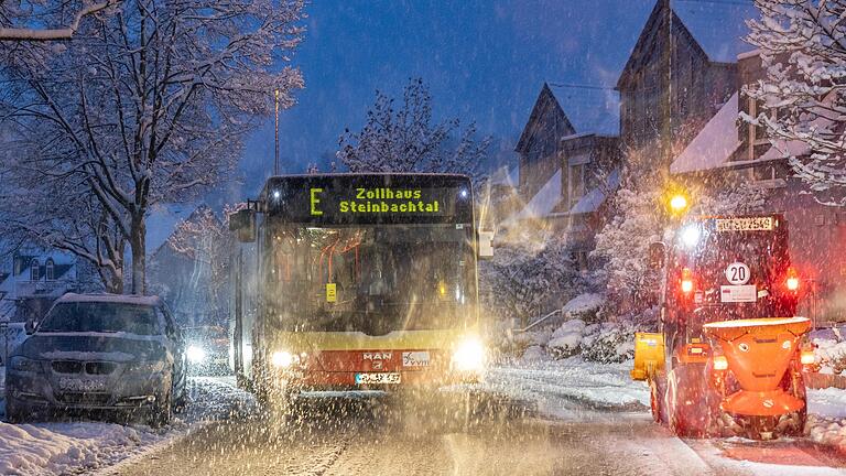 Nebenstraßen kaum befahrbar, Hauptverkehrsstraßen nur teilweise befahrbar: In Würzburg, im Landkreis Würzburg und im Landkreis Kitzingen fiel am Mittwoch die Schule aus.