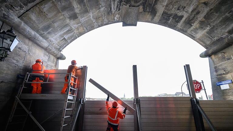 Hochwasser in Sachsen - Mitarbeiter der technischen Dienste in Dresden bauen einen Schutz gegen das Hochwasser der Elbe auf. Hochwasser in Sachsen - Mitarbeiter der technischen Dienste in Dresden bauen einen Schutz gegen das Hochwasser der Elbe auf.