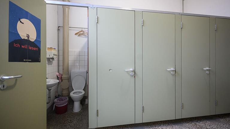 Für die Würzburger Schulklos, hier an der Pestalozzi-Mittelschule in Grombühl, stehen 200.000 Euro mehr im Haushalt als geplant. Für die Würzburger Schulklos, hier an der Pestalozzi-Mittelschule in Grombühl, stehen 200.000 Euro mehr im Haushalt als geplant. 