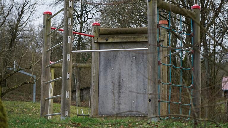 Das alte Klettergerät am Spielplatz hinter der Egerbachhalle wird durch ein neues ersetzt. Das alte Klettergerät am Spielplatz hinter der Egerbachhalle wird durch ein neues ersetzt.