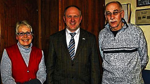 Kein böses Blut nach der Abstimmung: Wolf Kern (rechts), Parkplatzgegner und Mitinitiator des Ostheimer Bürgerbegehrens, lobte nach Bekanntgabe des Wahlergebnisses den fairen Umgang von Bürgermeister Ulrich Waldsachs (Mitte), seiner Stellvertreterin Ulrike Stanek und allen Stadträten mit den Initiatoren des Bürgerentscheids.