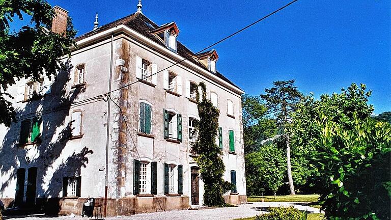 Das Château de Manoir in einem Ortsteil von St.-Etienne-de-Crossey, Haus Nummer 262, in Südfrankreich diente als Kinderheim. Hier begegneten sich die beiden jüdischen Jungen Nathan Berney und Gerhard Eckmann aus Burgpreppach im Jahr 1943, als Gerhard Eckmann dort ankam.