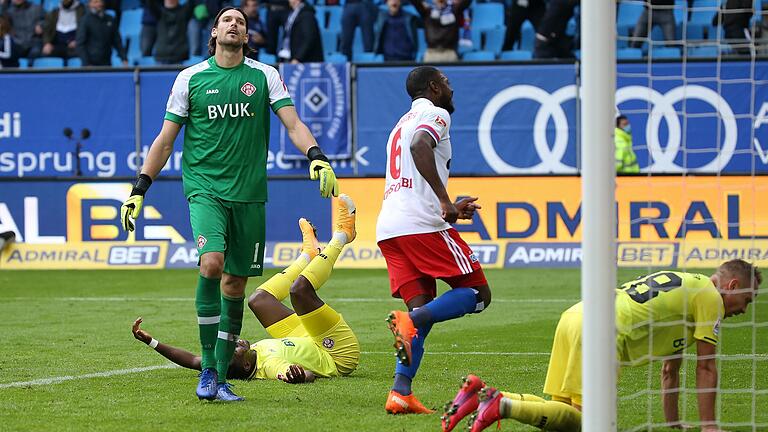 Zum Verzweifeln: Die Kickers-Akteure (von links) Fabian Giefer , Frank Ronstadt und Arne Feick sind sichtlich enttäuscht, während HSV-Spieler&nbsp;David Kinsombi zum Jubeln abdreht.&nbsp;