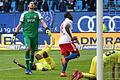 Zum Verzweifeln: Die Kickers-Akteure (von links) Fabian Giefer , Frank Ronstadt und Arne Feick sind sichtlich enttäuscht, während HSV-Spieler&nbsp;David Kinsombi zum Jubeln abdreht.&nbsp;