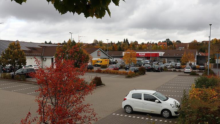 Wenn die Lebensmittelmärkte von Aldi und Rewe wie erhofft den Standort in Kitzingen räumen, wäre der Weg dort frei für Grundschule und Kindergarten.