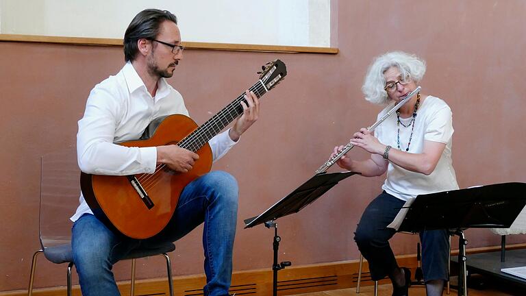 Eine frühsommerliche musikalische Reise durch Lateinamerika und den Balkan bot das Duo 'Benjambá' in der Alten Synagoge von Arnstein.