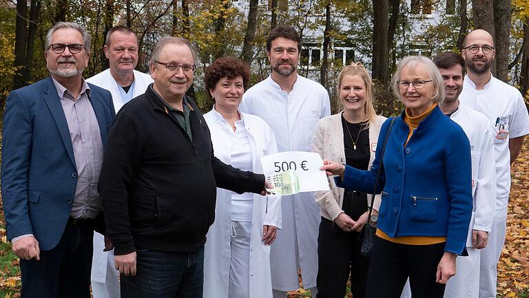 Das Foto von der Geldübergabe zeigt (von links) Wolfgang Schirmer (Geschäftsführer Geomed), Dr. Matthias Wulf (Oberarzt Innere/Geriatrie), Diakon Albert Hein, Irma Buziachvili (Oberärztin Geriatrie), Dr. med. Alexander Kraus (Chefarzt Innere/Geriatrie), Pia Rothenanger (Leiterin Entlassmanagement), Lieselotte Feller (1. Vorsitzende Förderverein), Matthias Schmidt (Arzt Geriatrie) und Danilo Pflug (Stationsleiter Geriatrie).