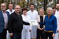 Das Foto von der Geldübergabe zeigt (von links) Wolfgang Schirmer (Geschäftsführer Geomed), Dr. Matthias Wulf (Oberarzt Innere/Geriatrie), Diakon Albert Hein, Irma Buziachvili (Oberärztin Geriatrie), Dr. med. Alexander Kraus (Chefarzt Innere/Geriatrie), Pia Rothenanger (Leiterin Entlassmanagement), Lieselotte Feller (1. Vorsitzende Förderverein), Matthias Schmidt (Arzt Geriatrie) und Danilo Pflug (Stationsleiter Geriatrie).