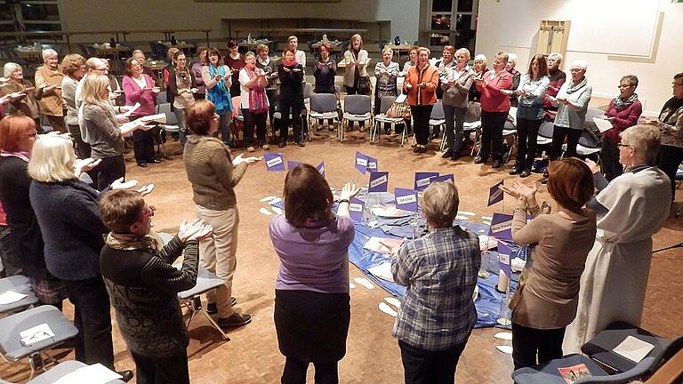 hb zeil frauen weltgebet       -  Frauen aus Simbabwe haben für den Weltgebetstag 2020 den Bibeltext aus dem Johannesevangelium zur Heilung eines Kranken ausgelegt. Unser Archivbild stammt aus dem Jahr 2015 und entstand in Zeil.