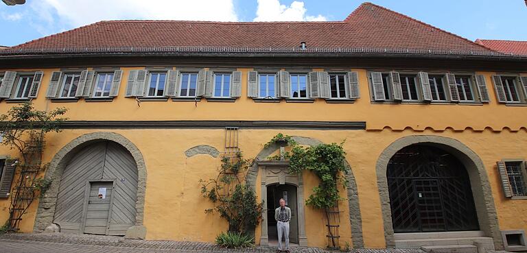 Fritz Herrmann steht vor der ehemaligen Posthalterei Dettelbachs. Bei der Renovierung seines Hauses gestaltete er selbst viel mit. Fritz Herrmann steht vor der ehemaligen Posthalterei Dettelbachs. Bei der Renovierung seines Hauses gestaltete er selbst viel mit.