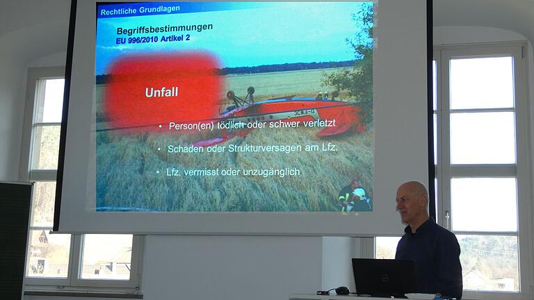 Jens Eisenreich (Foto) und sein Kollege Uwe Henker von der Bundesstelle für Flugunfalluntersuchung (BFU) machten die teilnehmenden Einsatzkräfte der Feuerwehren im Landkreis Haßberge während einer Schulung im Feuerwehrausbildungszentrum Gleisenau auf die Gefahren bei Flugunfällen aufmerksam. Jens Eisenreich (Foto) und sein Kollege Uwe Henker von der Bundesstelle für Flugunfalluntersuchung (BFU) machten die teilnehmenden Einsatzkräfte der Feuerwehren im Landkreis Haßberge während einer Schulung im Feuerwehrausbildungszentrum Gleisenau auf die Gefahren bei Flugunfällen aufmerksam.