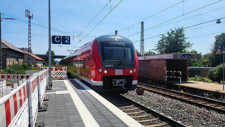 Seit Montag, 26. Juni, ist der Bahnsteig an Gleis 2 wieder nutzbar. Komplett fertiggestellt ist er aber noch nicht.