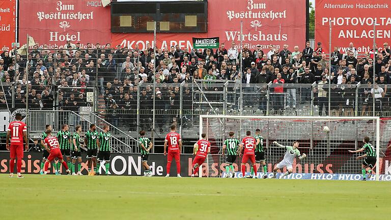 Volltreffer: Der Freistoß von Ivan Franjic (nicht im Bild) fliegt zum 1:0 für die Würzburger Kickers ins Tor.