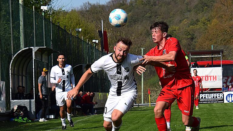Rhöner Fußball-Nachlese - Zur Sache geht es in diesem Zweikampf zwischen dem Fuchsstädter Ben Erhard (rechts) und seinem Gegenspieler vom TSV Schammelsdorf. Rhöner Fußball-Nachlese - Zur Sache geht es in diesem Zweikampf zwischen dem Fuchsstädter Ben Erhard (rechts) und seinem Gegenspieler vom TSV Schammelsdorf.
