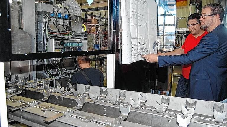 14 Meter lang ist die Waschanlage, die gerade bei SK Hydroautomation in Thulba entsteht. Geschäftsführer Roland Gebauer bespricht mit seinem Mitarbeiter ein Detail der Konstruktion. 14 Meter lang ist die Waschanlage, die gerade bei SK Hydroautomation in Thulba entsteht. Geschäftsführer Roland Gebauer bespricht mit seinem Mitarbeiter ein Detail der Konstruktion.