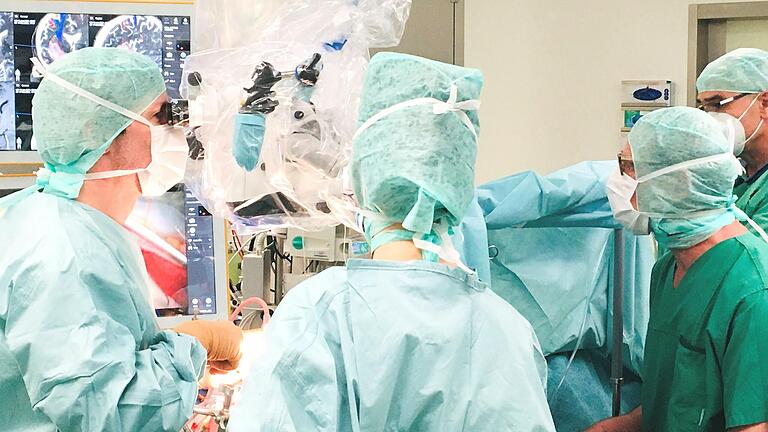 Dr. Albrecht Waschke (links) und Dr. Rupert Reichart (rechts vorne) beim Eingriff der Wach-Tumor-Operation unter hypnotischer Begleitung am Rhön-Klinikum Campus.