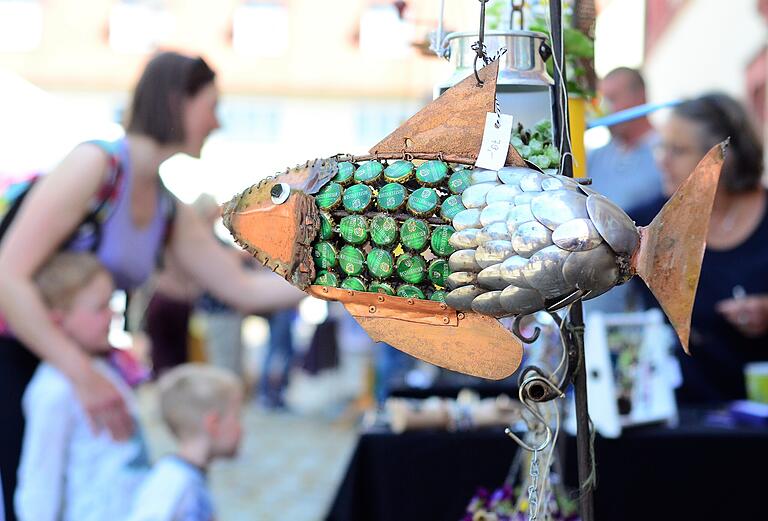 Der Kunsthandwerkermarkt in Gemünden bot für jeden etwas. Upcycling fand man immer wieder wie bei diesem Fisch aus alten Kronkorken. Der Kunsthandwerkermarkt in Gemünden bot für jeden etwas. Upcycling fand man immer wieder wie bei diesem Fisch aus alten Kronkorken.