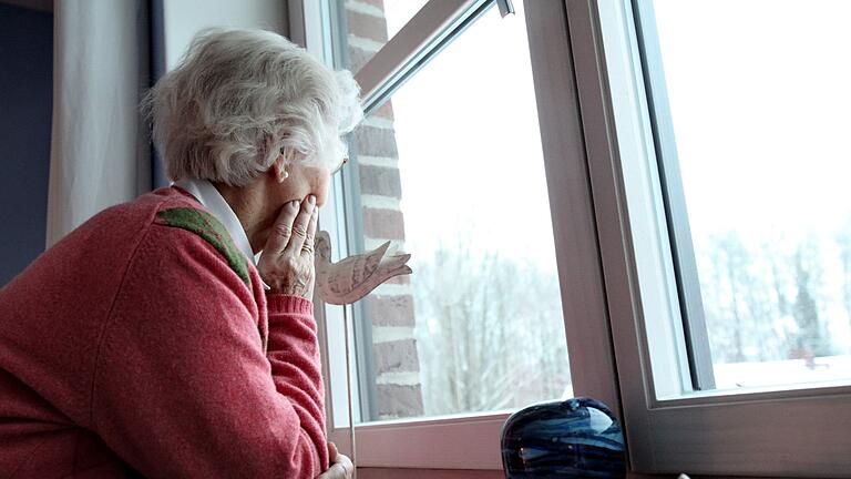 Eine Seniorin schaut aus dem Fenster.jpeg       -  Die Demenz-Erkrankung beginnt meist schon im mittleren Lebensalter. Aber oft dauert es zwei Jahrzehnte, bis man erste Symptome spürt.
