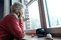 Eine Seniorin schaut aus dem Fenster.jpeg       -  Die Demenz-Erkrankung beginnt meist schon im mittleren Lebensalter. Aber oft dauert es zwei Jahrzehnte, bis man erste Symptome spürt.