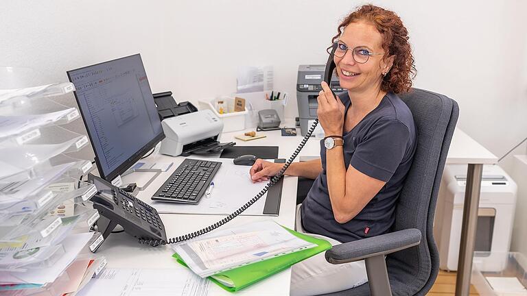 Tina Gerhart hat an diesem Montagvormittag Telefondienst. Pausen gibt es dabei kaum, meist folgt auf einen Anruf sofort der nächste. Tina Gerhart hat an diesem Montagvormittag Telefondienst. Pausen gibt es dabei kaum, meist folgt auf einen Anruf sofort der nächste.