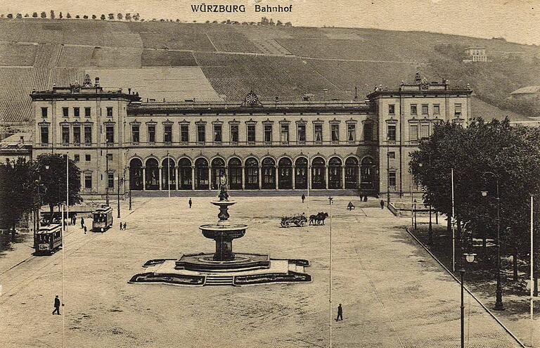 Auf einer historischen Postkarte ist der Würzburg Hauptbahnhof um 1911 zu sehen, der im Krieg zerstört wurde.