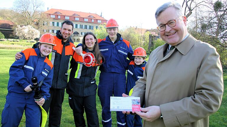 Alle für einen, einer für alle: Ferdinand Fürst zu Castell-Castell würdigt das Engagement von Menschen, die in der Kinder- und Jugendarbeit engagiert sind – zum Beispiel bei der Feuerwehr –heuer mit Freikarten für die Schlossparktage, die im Mai in den Casteller Gartenanlagen unterhalb des Schlosses stattfinden werden.