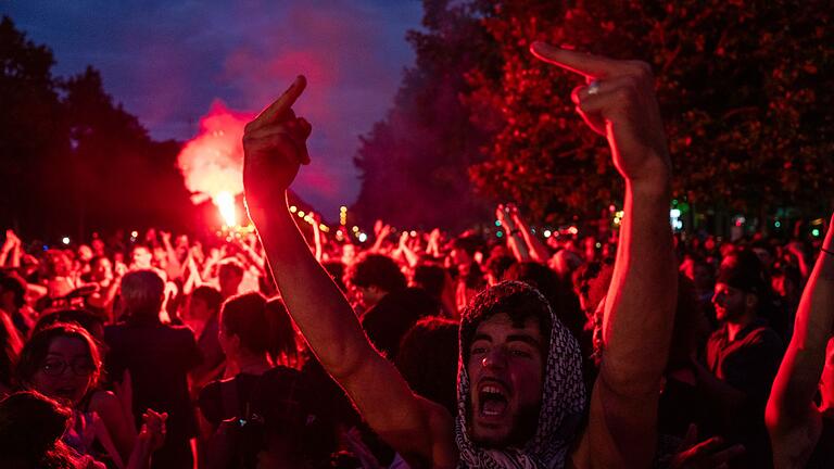 Parlamentswahl in Frankreich       -  Ein wütender Demonstrant demonstriert in Paris.