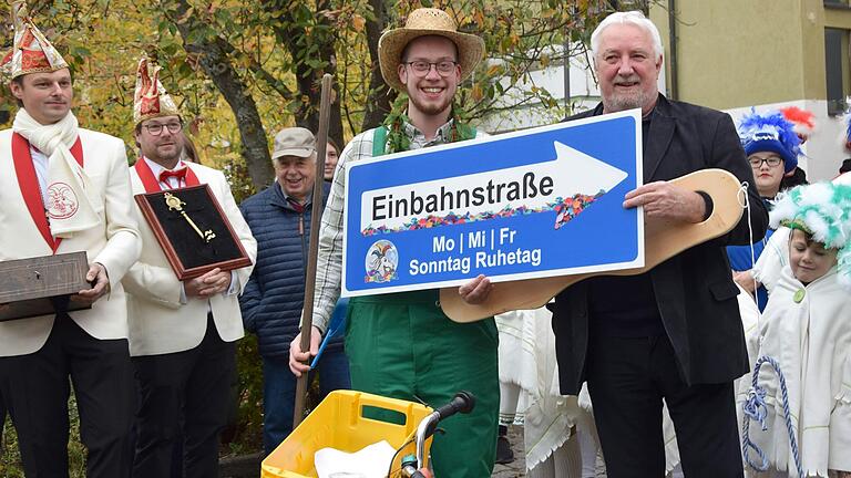 Bürgermeister Joachim Kipke (rechts) übernimmt dankbar die von der Karnevalistischen Intelligenz vorschlagenenen Lösungen - Gärtner, Postfahrrad und Einbahnstraßenschild.