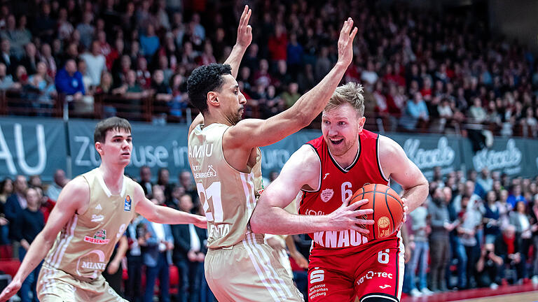 Die Würzburg Baskets verlieren das Heimspiel am Montag 20.01.25 mit 74:86 gegen RASTA Vechta in der tectake Arena in Würzburg.