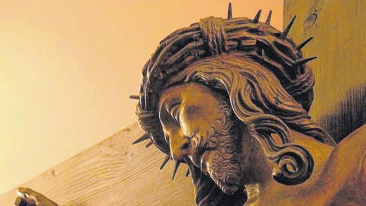 Neben den Kreuzigungsdarstellungen, hier das Riemenschneiderkruzifix von 1505, im Untergeschoss der Johanniskapelle wird die dreiteilige Installation „Schmerz, der mich zerreißt“ zu sehen sein. Neben den Kreuzigungsdarstellungen, hier das Riemenschneiderkruzifix von 1505, im Untergeschoss der Johanniskapelle wird die dreiteilige Installation „Schmerz, der mich zerreißt“ zu sehen sein.