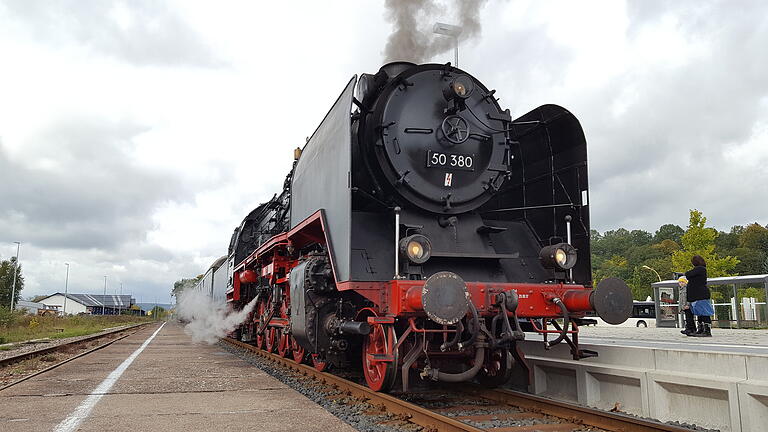Der Verein Eisenbahn-Nostalgiefahrten-Bebra&nbsp; veranstaltet eine historische Sonderzugfahrt ab Frankfurt durch den Thüringer Wald mit einer historischen Diesellok und einer Dampflok.