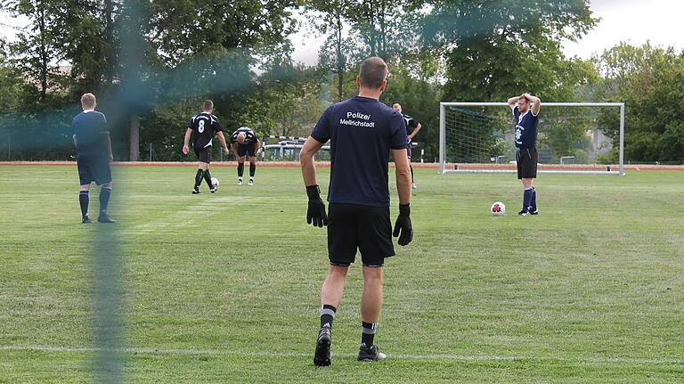 Einspielen für die erste Partie: Die Fußballer der Polizeiinspektion Mellrichstadt beobachten dabei auch die Konkurrenz. Einspielen für die erste Partie: Die Fußballer der Polizeiinspektion Mellrichstadt beobachten dabei auch die Konkurrenz.