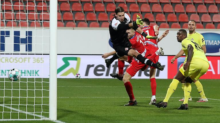 Zusammen in der Innenverteidigung unterwegs: Ewerton und Douglas (von rechts), hier beim Führungstor des FC Heidenheim durch Robert Leipertz. Keeper Fabian Giefer war chancenlos.