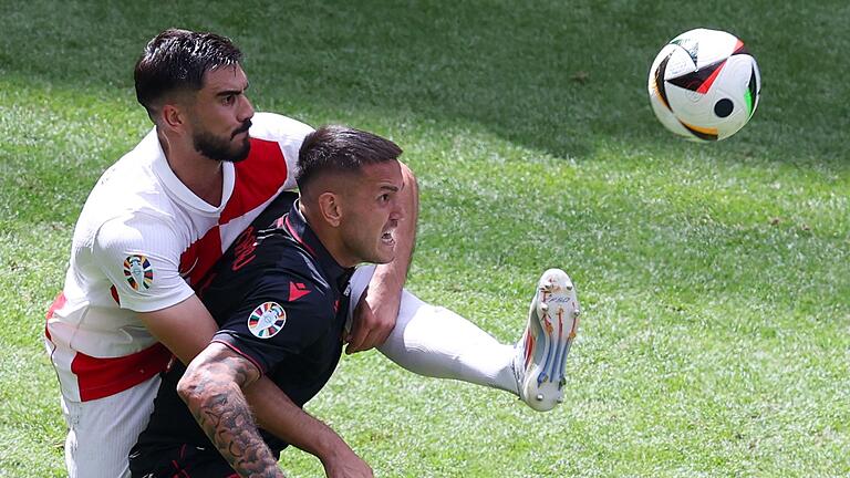 Remis       -  Kroatiens Bruno Petkovic (l) und Albaniens Rey Manaj im Zweikampf um den Ball.