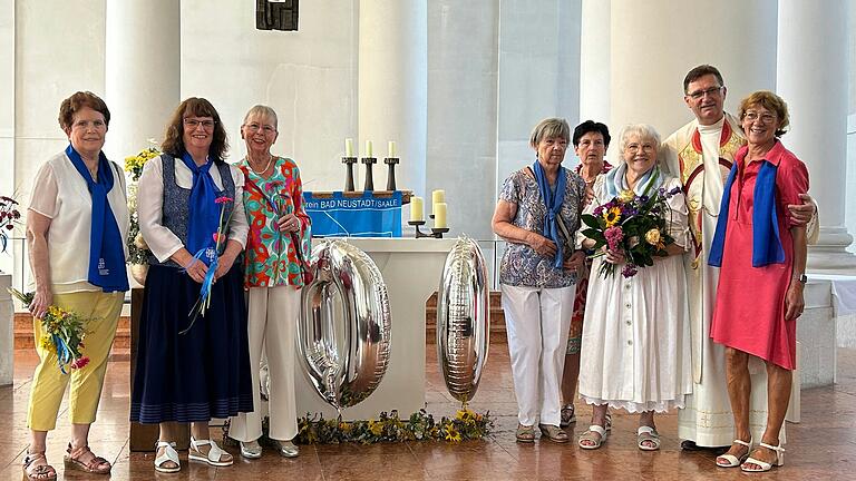 In der Kirche Mariä Himmelfahrt Bad Neustadt (von links): Waltraud Statt, Karin Weber, Lotte Oehrlein, Christa Prediger, Gabi Eimer, Maria Blümm, Andreas Krefft und Barbara Herbert.