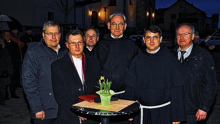 Pater Leo feiert 75. Geburtstag       -  (fcn) Pater Leo Beck liebt eher die leisen Töne, aber zu seinem 75. Geburtstag musste er einen vom Pfarrgemeinderat und der Kirchenverwaltung organisierten Empfang über sich ergehen lassen. Mit von der Partie waren Vertreter der in der Pfarreiengemeinschaft Kreuz Christi zusammengefassten Gemeinden sowie Vereine. &bdquo;Ich wünsche mir gute Mitmenschen&ldquo;, sagte Franziskaner-Minorit Pater Leo, der seit 2010 Pfarrvikar mit Schwerpunkt Kist und Reichenberg ist. Von links: Robert Menschick, Pfarrer Jerzy Jelonek, Dietmar Kiesel, Pater Leo Beck, Pater Vasil Dior und Manfred Spiegel.