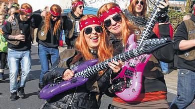 Abrocken: Die &bdquo;No Angels&ldquo; ließen es in Wiesenfeld mit ihren aufgeblasenen Luftgitarren krachen.