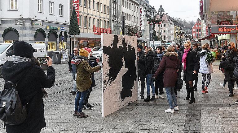 Bei einem pics4peace-Workshop mit dem Berliner Künstler Winfried Muthesius setzen sich zehn FH-Studenten für eine Ausstellung im Museum für Franken mit der Geschichte Würzburgs auseinander.