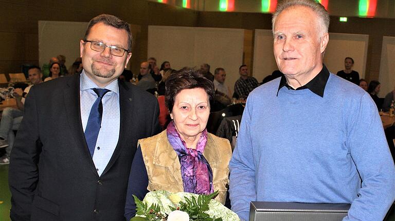 Eine besondere Auszeichnung hatte Bürgermeister Werner Knaier für Reinhilde und Siegfried Schmiedl. Das Ehepaar war 40 Jahre lang der Motor beim Sportabzeichen in Wiesentheid.