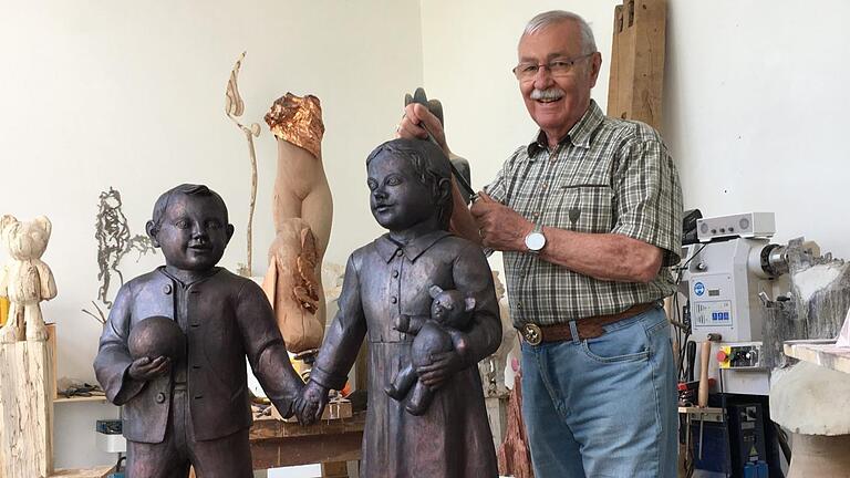 Günter Metz Bildhauermeister Günter Metz aus Langenleiten schuf für die Kindertagesstätte in Thulba eine Bronzeskulptur mit zwei lebensgroßen Kindergartenkindern.  Foto: Heike Metz       -  Günter Metz Bildhauermeister Günter Metz aus Langenleiten schuf für die Kindertagesstätte in Thulba eine Bronzeskulptur mit zwei lebensgroßen Kindergartenkindern.  Foto: Heike Metz