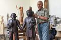 Günter Metz Bildhauermeister Günter Metz aus Langenleiten schuf für die Kindertagesstätte in Thulba eine Bronzeskulptur mit zwei lebensgroßen Kindergartenkindern.  Foto: Heike Metz       -  Günter Metz Bildhauermeister Günter Metz aus Langenleiten schuf für die Kindertagesstätte in Thulba eine Bronzeskulptur mit zwei lebensgroßen Kindergartenkindern.  Foto: Heike Metz