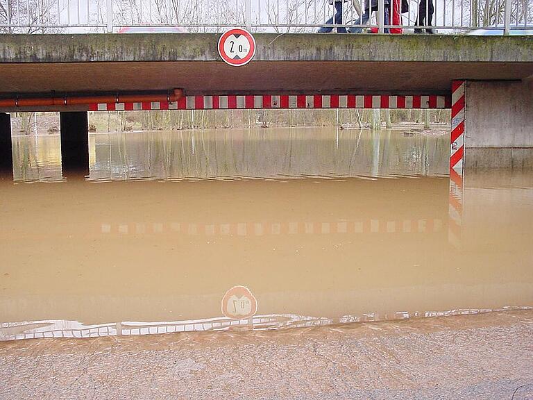 Das war am 3. Januar 2003: In der Durchfahrt zum Parkplatz Schillerhain in Bad Neustadt stand das Wasser der Brend meterhoch.