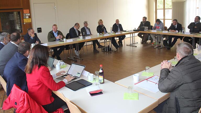 Über den aktuellen Stand zur Hochwasserschutz-Planung sprachen Behördenvertreter in der Arche in Schwarzach. Über den aktuellen Stand zur Hochwasserschutz-Planung sprachen Behördenvertreter in der Arche in Schwarzach.