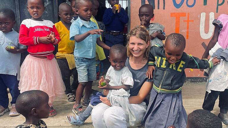 Charlotte Christ mit Kindern vor der Ndoto Nursery School in Tansania. Charlotte Christ mit Kindern vor der Ndoto Nursery School in Tansania. 