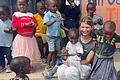 Charlotte Christ mit Kindern vor der Ndoto Nursery School in Tansania.&nbsp;