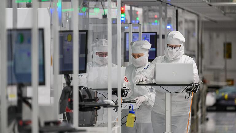 Chipindustrie - Infineon Mitarbeiter in eine Reinraum. Dem Konzern aus Neubiberg bei München ist ein Durchbruch bei Galliumnitrid gelungen. Chipindustrie - Infineon Mitarbeiter in eine Reinraum. Dem Konzern aus Neubiberg bei München ist ein Durchbruch bei Galliumnitrid gelungen.