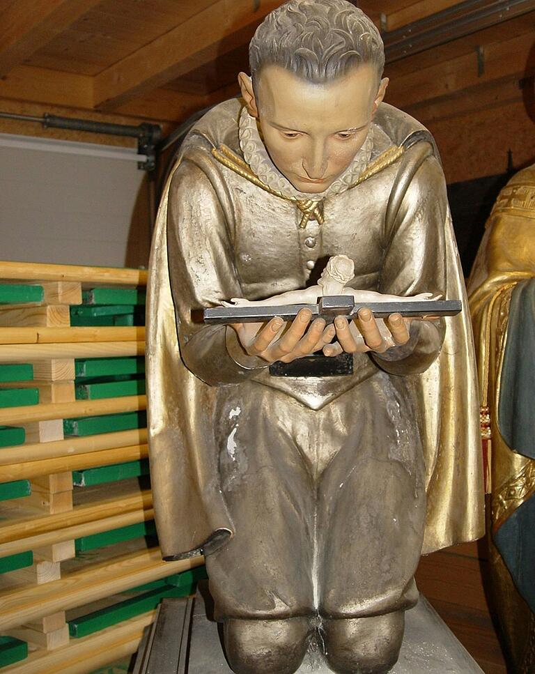Im Depot der Stadtpfarrei von Bad Königshofen steht die Statue des Heiligen Aloysius. Sie wurden um 1940 von dem bekannten Münchner Bildhauer Georg Busch geschaffen. Der kunstsinnige Stadtpfarrer Adam Pfeuffer hatte sie dort bestellt.